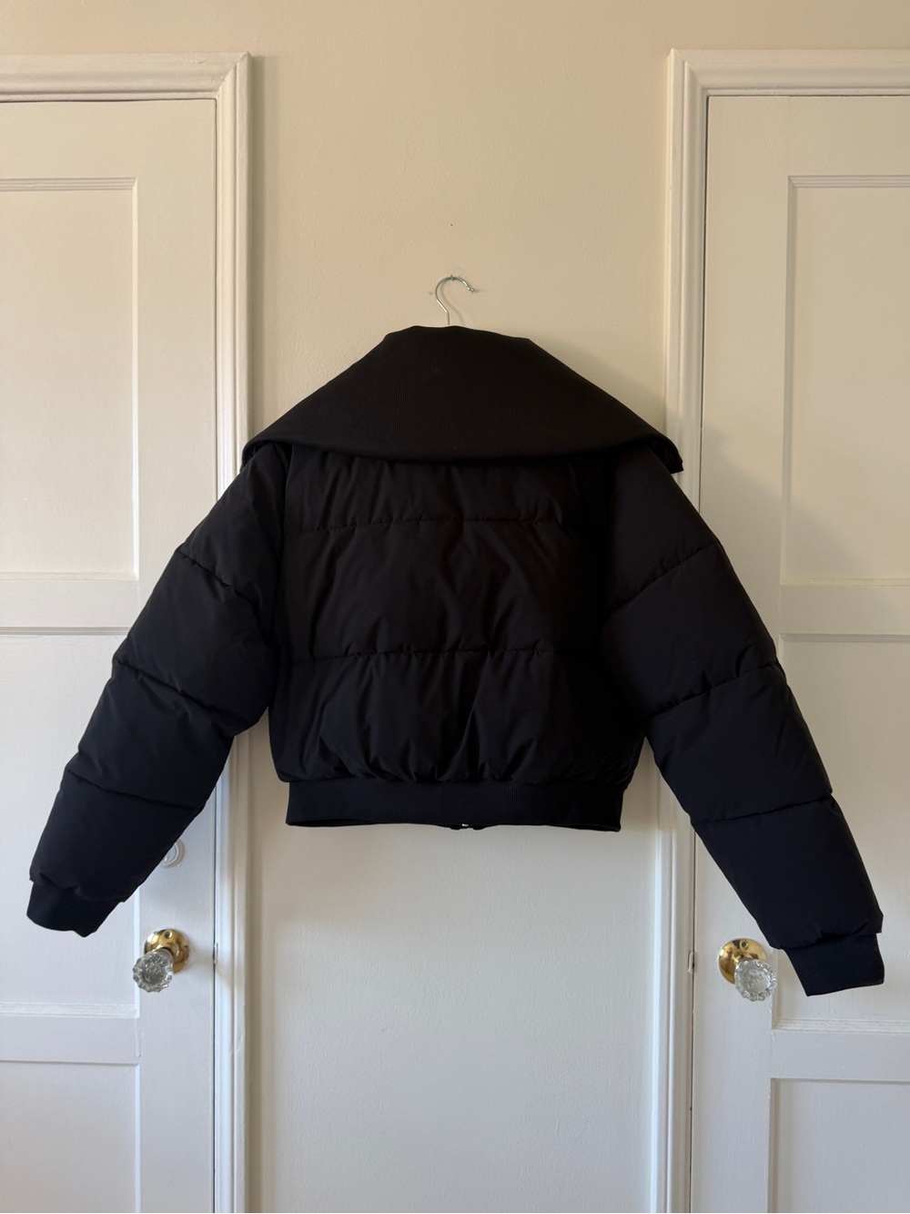 ALO Captivate Puffer in Black - Large - Picture 5 of 10